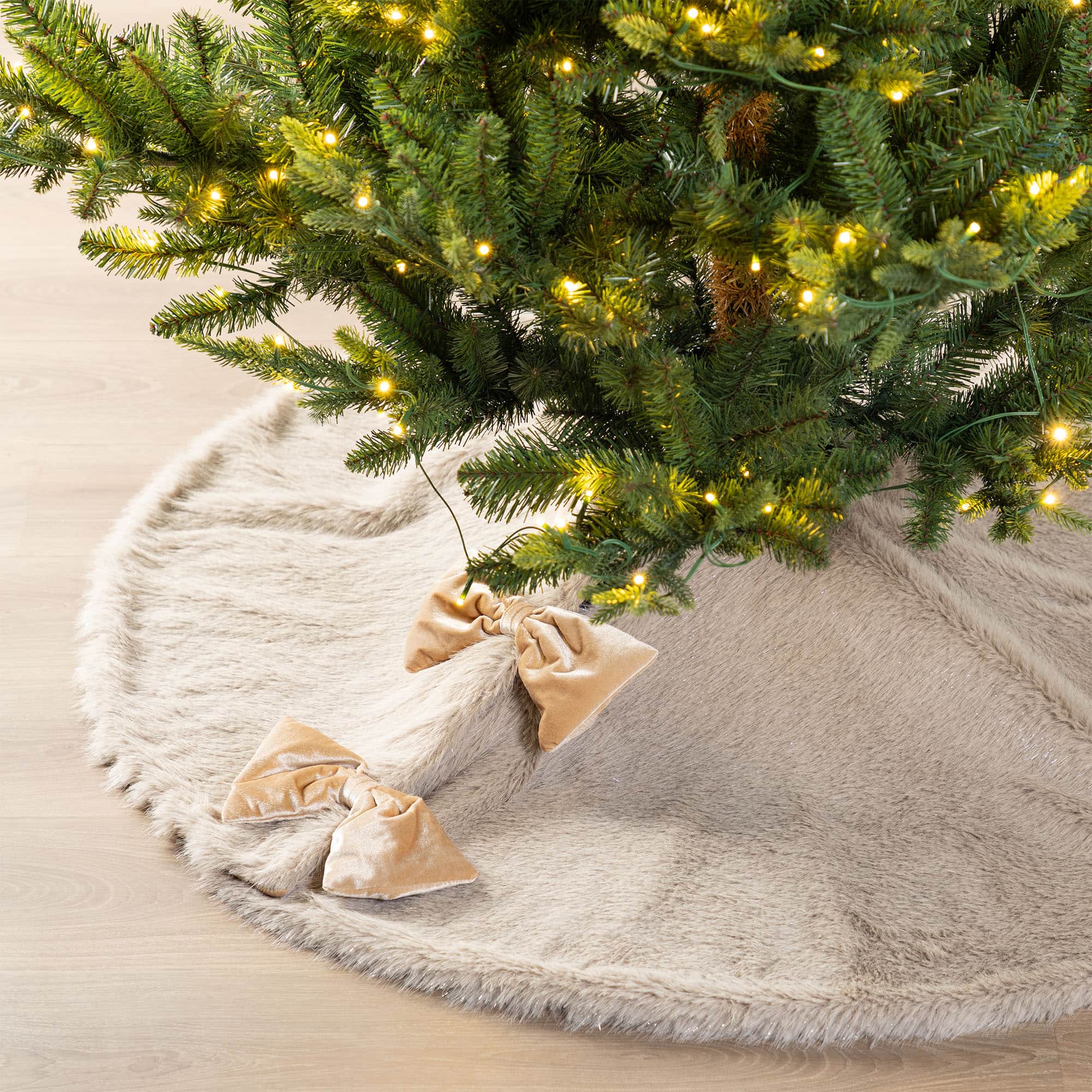 Glitzhome® 48"D Reversible Faux Fox Fur Christmas Tree Skirt
